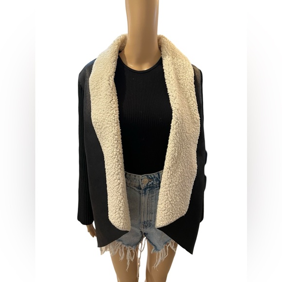 Super cute and cozy Sherpa lined cardigan 😻 - Picture 2 of 8